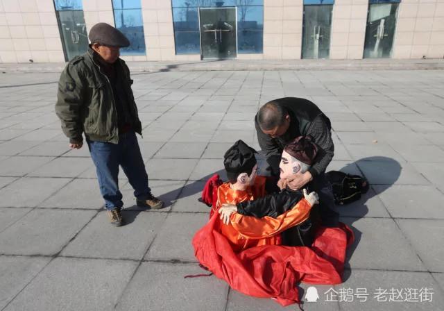 中年汉子每天学动物走路 一顿饭只吃三两