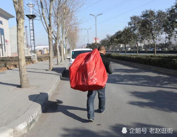 中年汉子每天学动物走路 一顿饭只吃三两