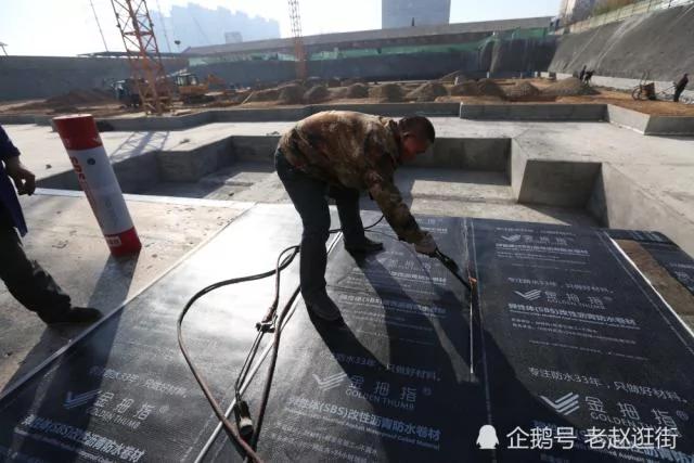 中年汉子每天学动物走路 一顿饭只吃三两