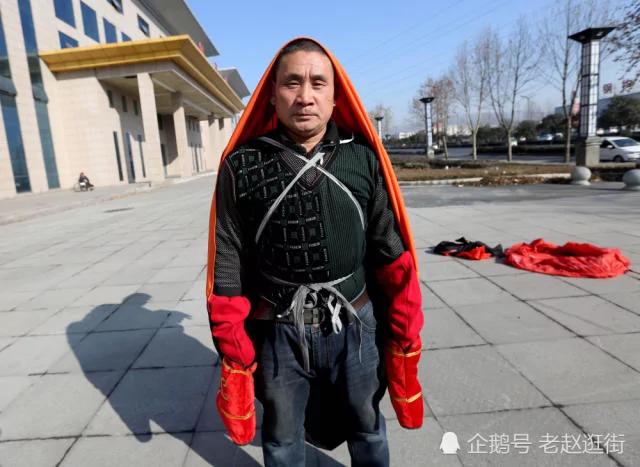 中年汉子每天学动物走路 一顿饭只吃三两