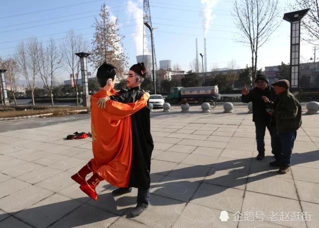 中年汉子每天学动物走路 一顿饭只吃三两