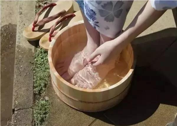 她把5角钱的硬币放鞋里 看呆了