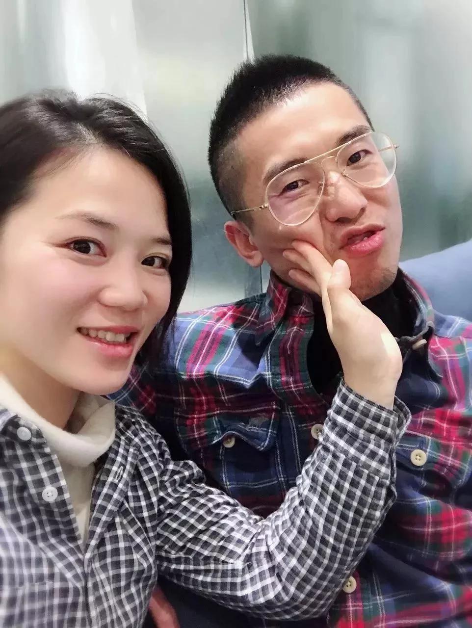 90后姑娘与网恋男友认识27天就裸婚闪婚 网友炸锅