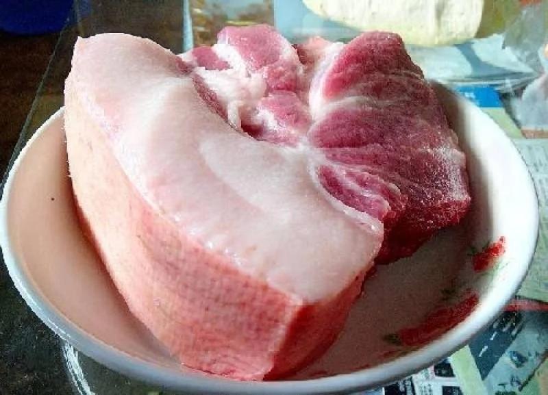 猪肉千万别只会用清水洗 根本洗不干净 五星级老厨师1招 让脏东西自己跑出来