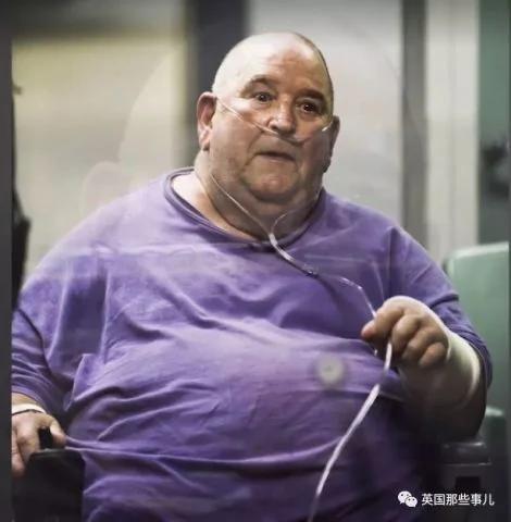 她从小跟着父亲到处搬家 长大自己调查才发现 父亲是逃亡的连环杀手啊!