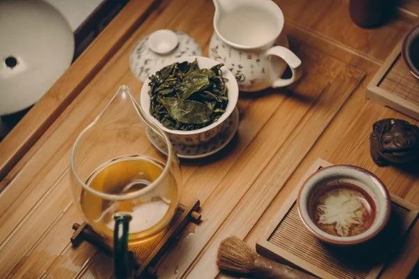 原来茶渣那么多妙用!千万别扔!