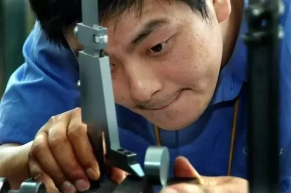 机械厂来了个傻员工 诠释了吃亏是福!