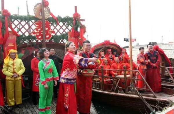 杭州小夫妻4年结了101次婚 终于修成正果