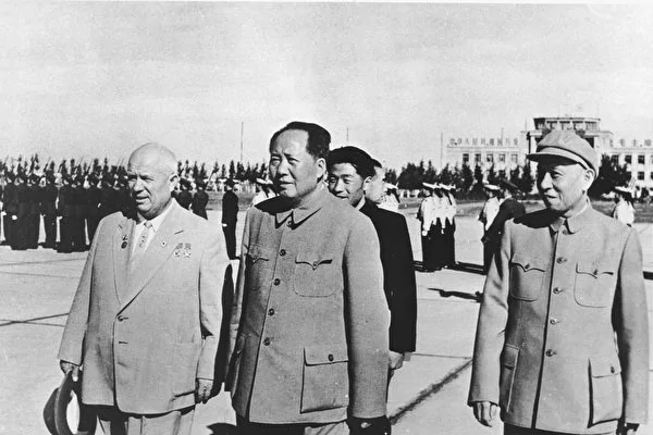 图为中共建政10周年的照片，中共党魁毛泽东（前中）、其接班人刘少奇（前右）与苏联代表（左） 。