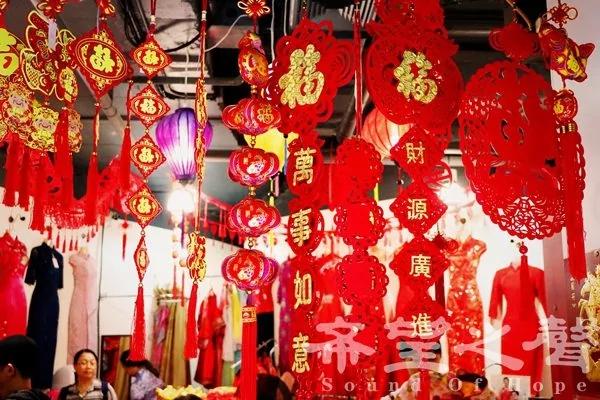 过年的传统 仪式是否应继续维持?这个答案你或有同感。