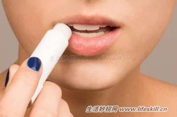 冬天使用“护唇膏”为什么越擦嘴唇越干?