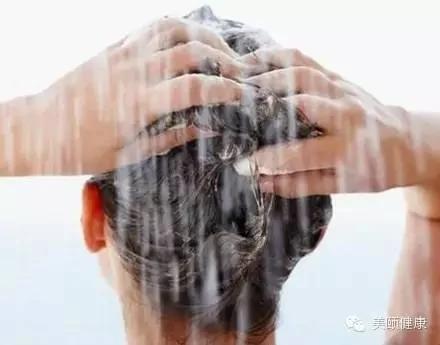 洗头时 头发一把一把的掉…结果原因竟是…90%的人不知道 一定要分享出去!!
