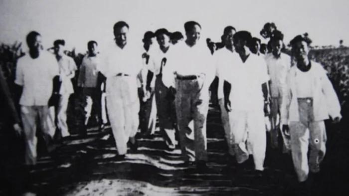 徐水1958 毛泽东被忠议声簇拥着