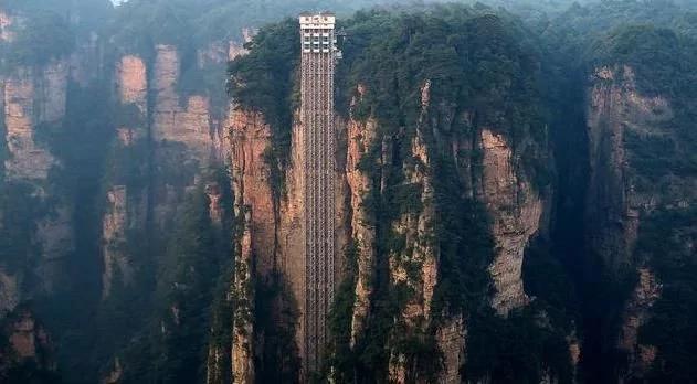 老外上了中国这部电梯 瞬间吓尿了…