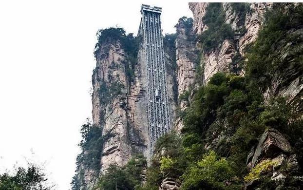 老外上了中国这部电梯 瞬间吓尿了…