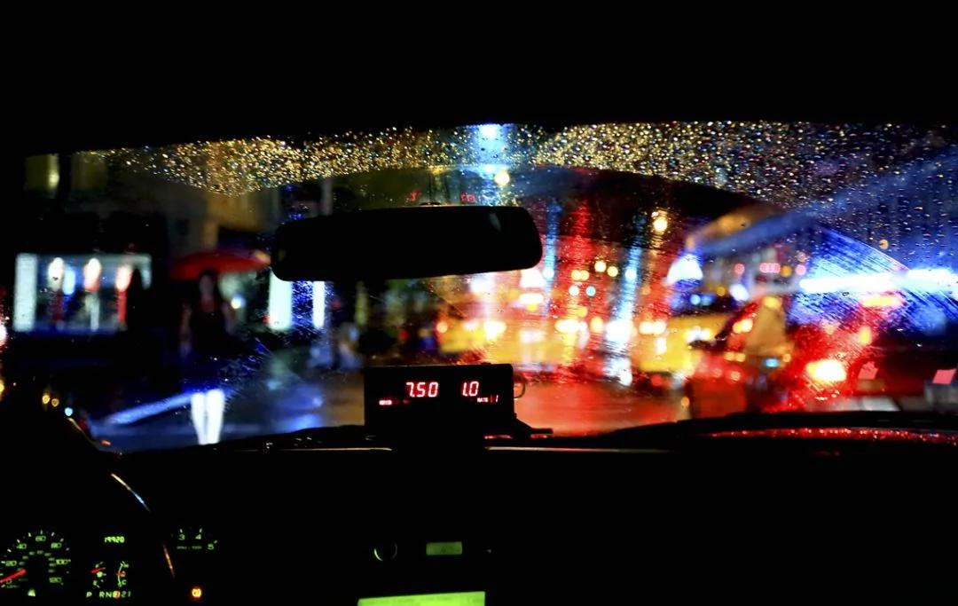陌生男女拼了辆出租车 回家后女子差点哭晕