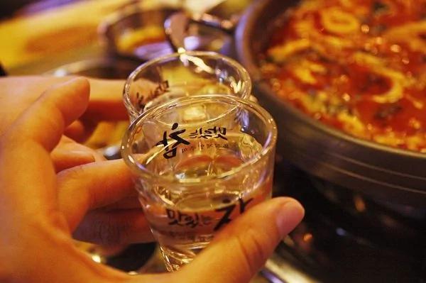 谨记!别把饭桌变酒桌 每次醉酒相当于得一次肝炎