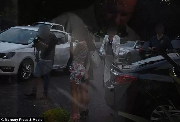 一半婚礼照片失焦 这对夫妇已经被气炸了…