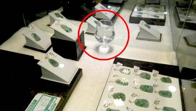 为什么卖玉器的柜台里都会放上一杯水?