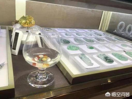为什么卖玉器的柜台里都会放上一杯水?