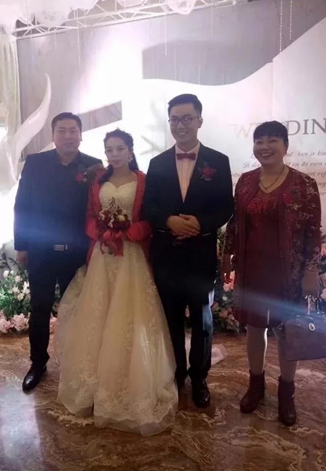 婚礼上公公突然强吻儿媳!台上台下全惊呆了…!
