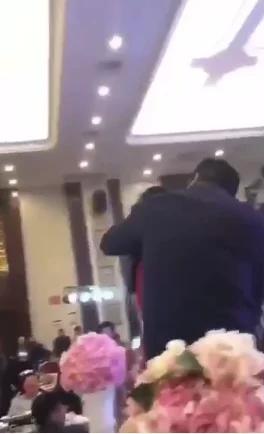 婚礼上公公突然强吻儿媳!台上台下全惊呆了…!
