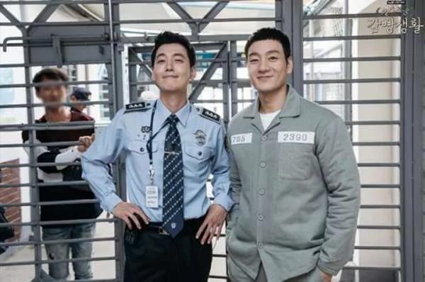 狱警突然心脏病发作 囚犯们撞铁栏“越狱” 冒着“被枪射杀” 也要救人一命!