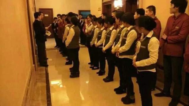 拾荒老人不小心打碎一个碗 “惨遭店员谩骂”!经理看到 马上道歉!大家都傻眼了!