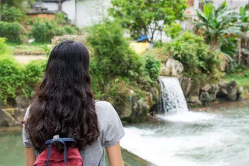 中国女子赴澳游 被安排与两男拼房?导游:她想跳机