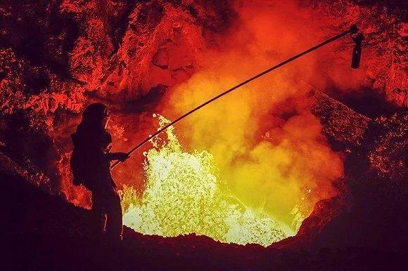 她深入活火山600米 拍下这些惊人照片!