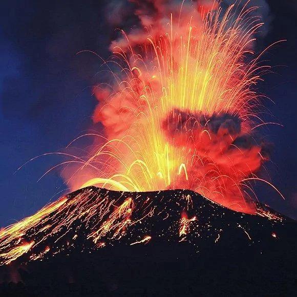 她深入活火山600米 拍下这些惊人照片!
