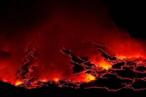 她深入活火山600米 拍下这些惊人照片!