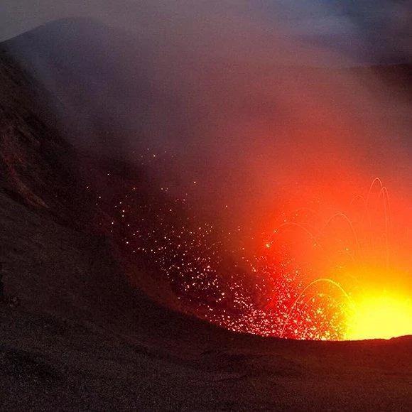 她深入活火山600米 拍下这些惊人照片!