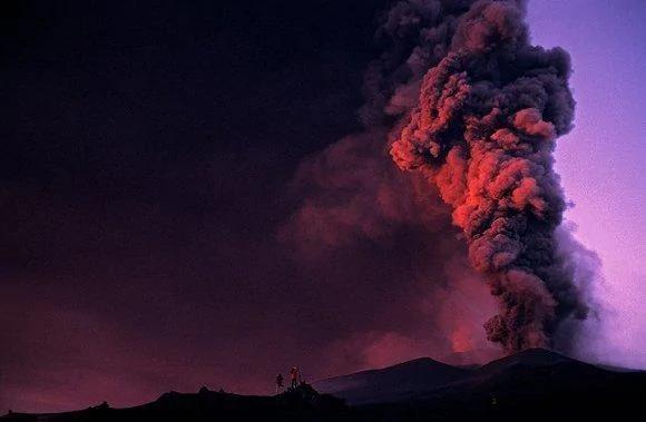 她深入活火山600米 拍下这些惊人照片!