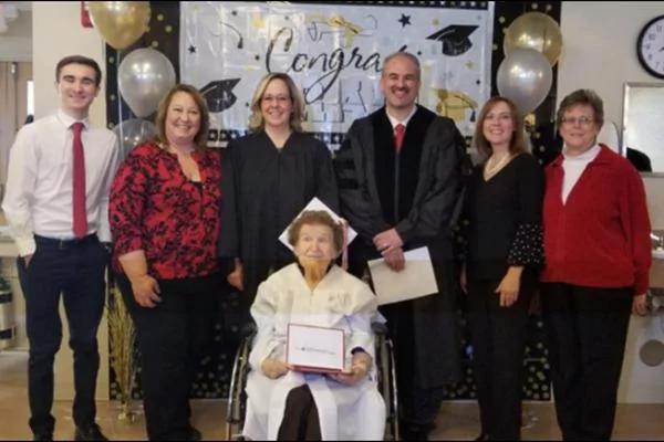 當年輟學照顧弟妹 80年後老婦獲高中畢業證書