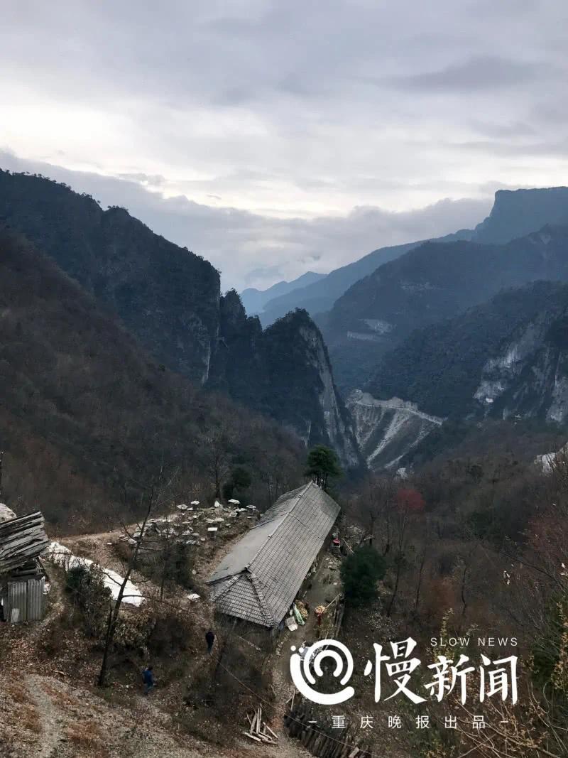 老夫妻筑屋深山峭壁上 一堆火烤了十二年!