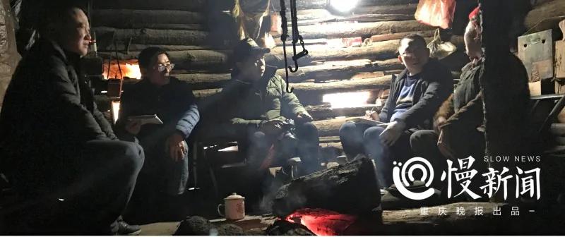 老夫妻筑屋深山峭壁上 一堆火烤了十二年!