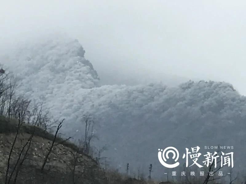 老夫妻筑屋深山峭壁上 一堆火烤了十二年!