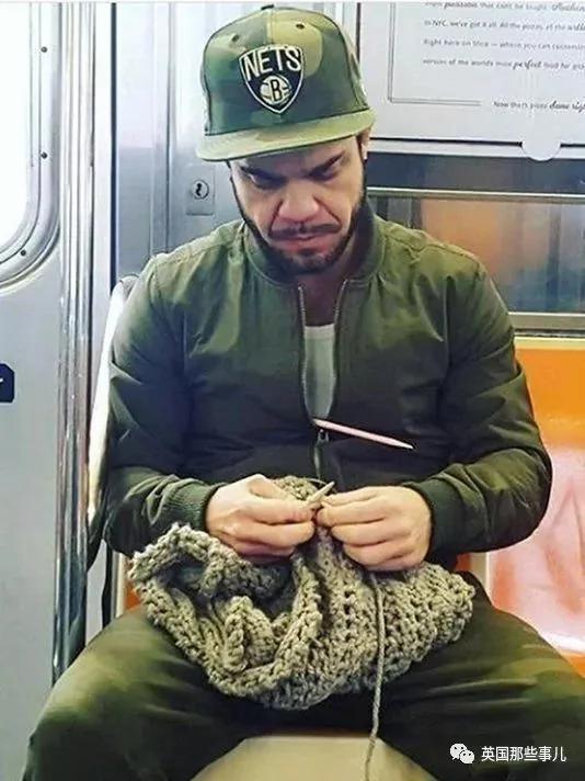 美国小哥十年如一日的织毛衣 居然织上人生巅峰
