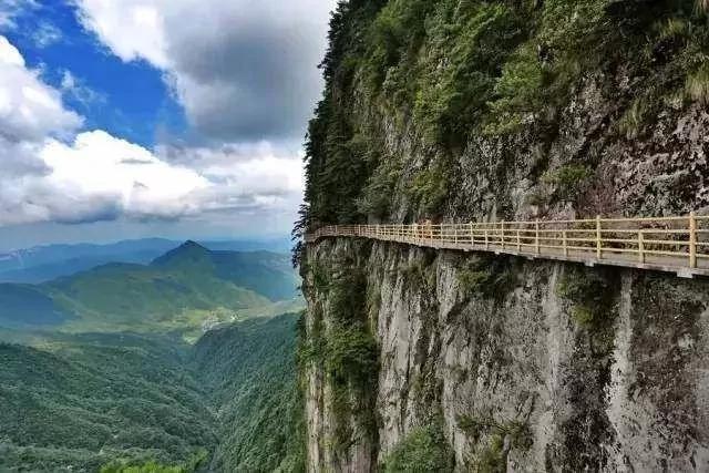 细数中国大陆七大悬空栈道 令人心惊胆战