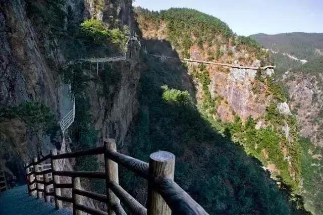 细数中国大陆七大悬空栈道 令人心惊胆战