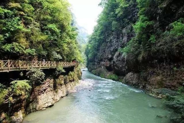 细数中国大陆七大悬空栈道 令人心惊胆战
