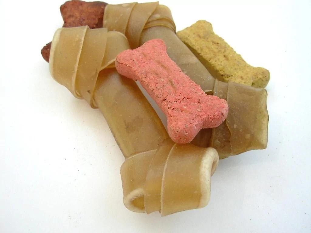 别再让狗狗“啃牛皮骨了”!看了它的“超毒制作过程”狗主们真的吓坏了!