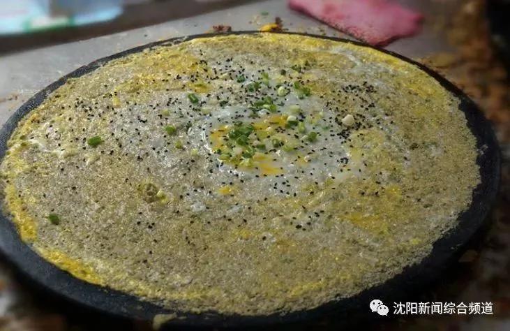 太好笑了!宝宝把粑粑拉在客厅 然后扫地机器人来啦!