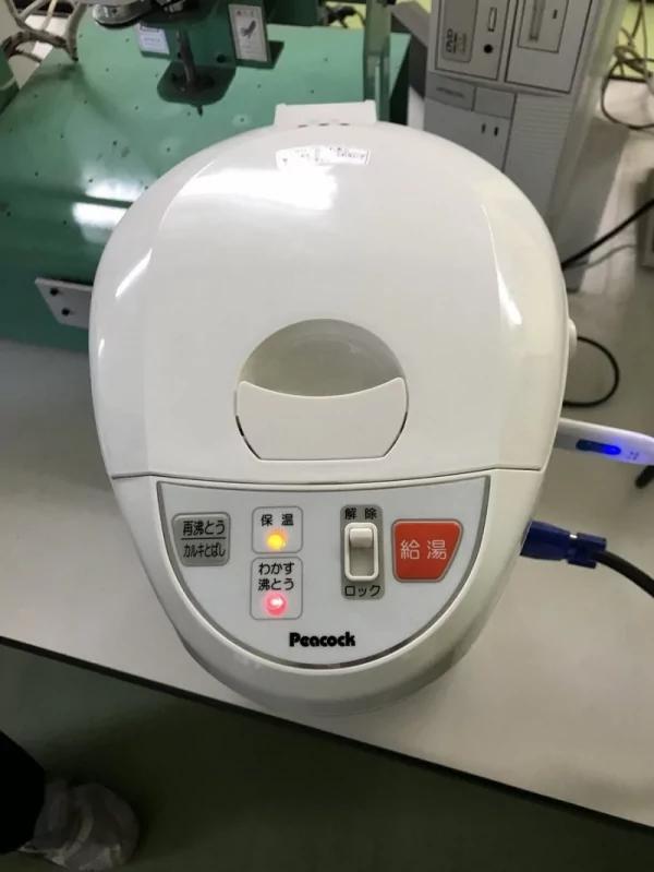 看老师把热水壶插上USB超困惑 把壶“按开跳起来”的瞬间立刻想求老师 帮我弄一台!