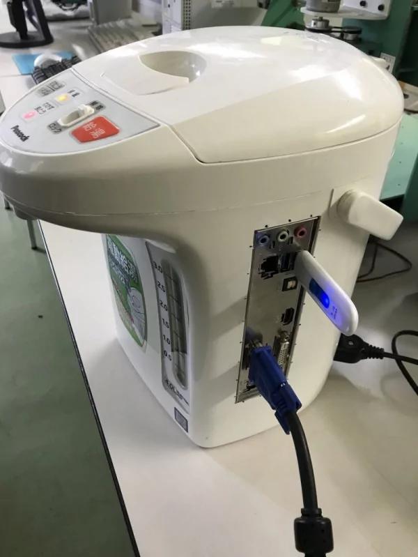 看老师把热水壶插上USB超困惑 把壶“按开跳起来”的瞬间立刻想求老师 帮我弄一台!