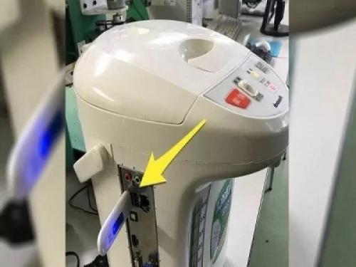 看老师把热水壶插上USB超困惑 把壶“按开跳起来”的瞬间立刻想求老师 帮我弄一台!