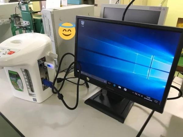 看老师把热水壶插上USB超困惑 把壶“按开跳起来”的瞬间立刻想求老师 帮我弄一台!