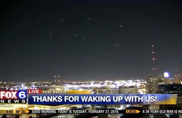 主持人惊呼〝外星人?〞威州夜空神秘光点群飞舞