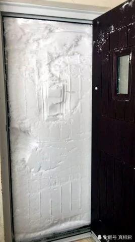 比北极还冷! 英国暴雪后 居民开门惊见“雪门”!